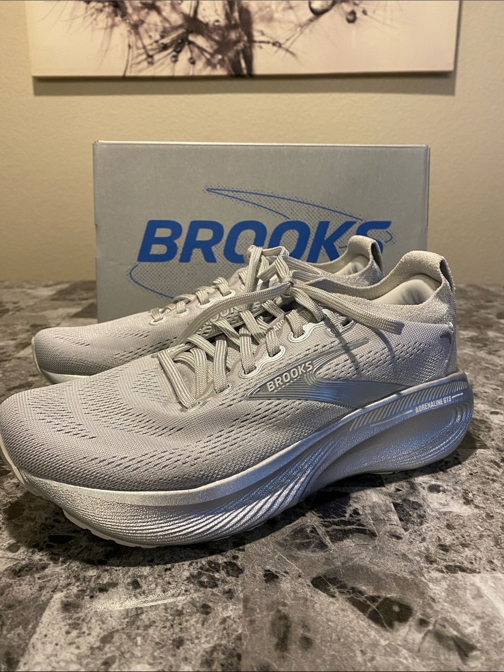 Brooks Adrenaline GTS 25. Silver Anniversary Edition, Size 8 - Picture 5 of 9